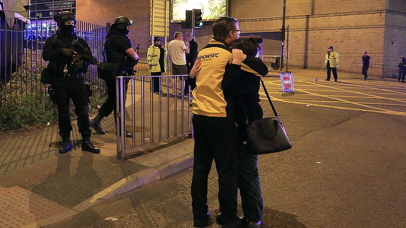 Mindestens 19 Tote nach Explosion bei Ariana-Grande-Konzert. Die ersten Bilder vom Ort des mutmaßlichen Terroranschlags.