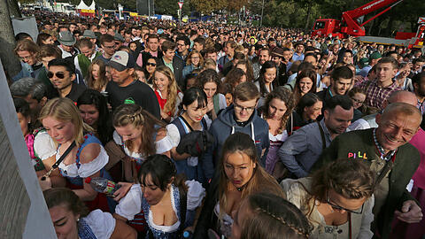 Oktoberfest 2018: Besucher strömen aufs Wiesn-Gelände.