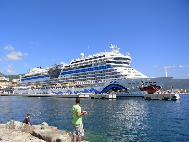 AIDAblu im Hafen von Ajaccio.