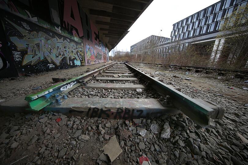 Seit Jahrzehnten dem Verfall preisgegeben: der alte Bahnhof Oberwiesenfeld - rechts davon ein fast nagelneuer Bürokomplex.
