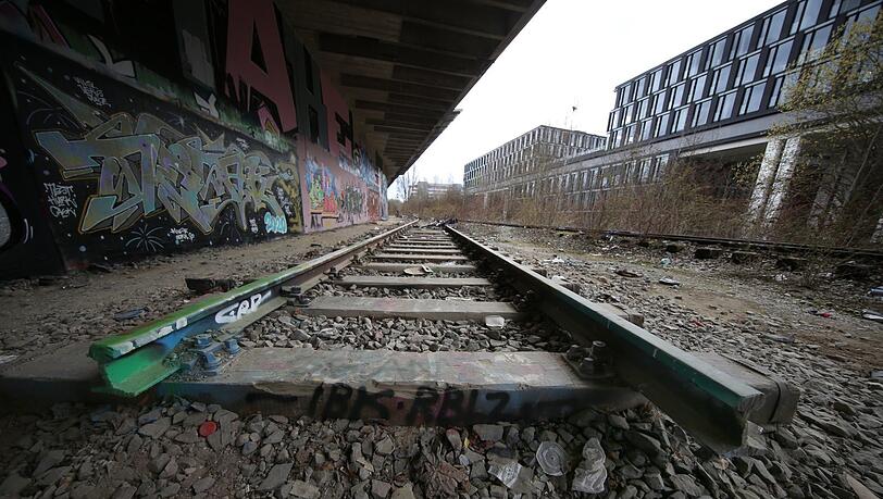Seit Jahrzehnten dem Verfall preisgegeben: der alte Bahnhof Oberwiesenfeld - rechts davon ein fast nagelneuer Bürokomplex. Seit Jahrzehnten dem Verfall preisgegeben: der alte Bahnhof Oberwiesenfeld - rechts davon ein fast nagelneuer Bürokomplex.