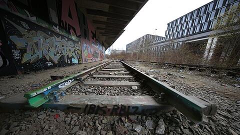Seit Jahrzehnten dem Verfall preisgegeben: der alte Bahnhof Oberwiesenfeld - rechts davon ein fast nagelneuer Bürokomplex.