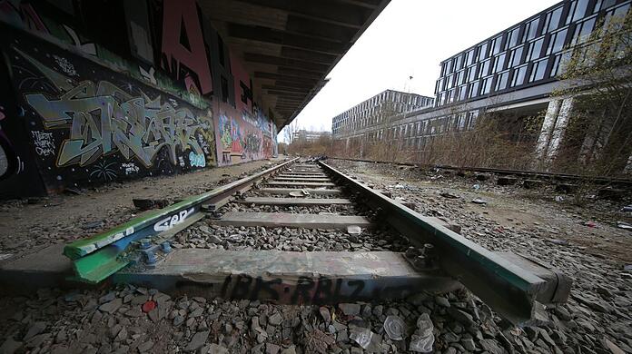 Seit Jahrzehnten dem Verfall preisgegeben: der alte Bahnhof Oberwiesenfeld - rechts davon ein fast nagelneuer Bürokomplex.