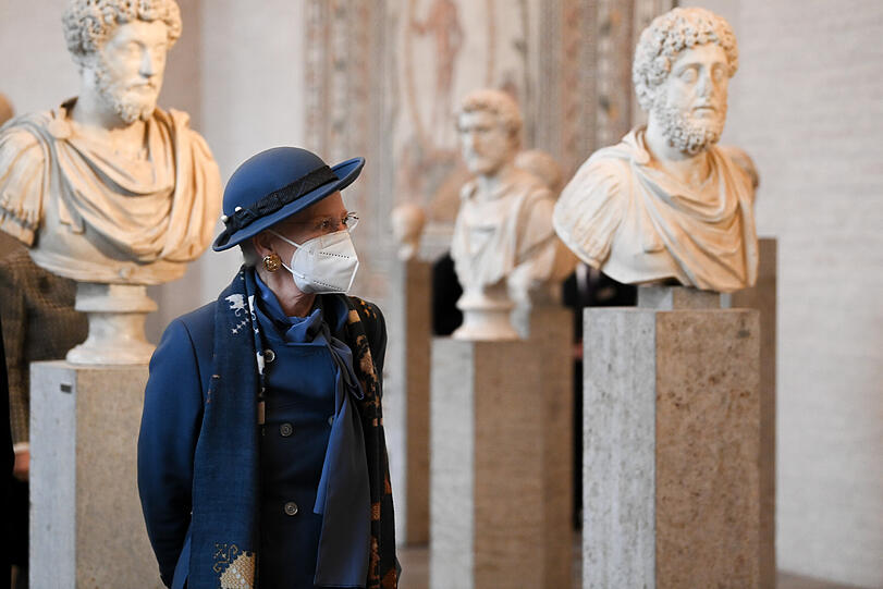 12.11.2021, Bayern, München: Königin Margrethe II. von Dänemark besucht die Glyptothek. Die Königin und der Thronfolger befinden sich zu einem mehrtägigen Staatsbesuch in Deutschland. Foto: Sven Hoppe/dpa-Pool/dpa +++ dpa-Bildfunk +++