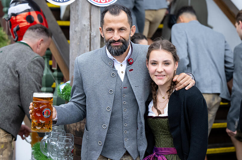 Sportdirektor Hasan Salihamidzic hat seine Tochter Selina mitgebracht.
