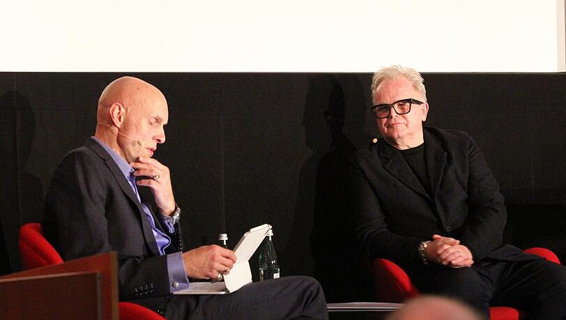Der Literaturwissenschaftler und Lyriker Michael Lentz (links) mit Herbert Grönemeyer in der LMU. Der Literaturwissenschaftler und Lyriker Michael Lentz (links) mit Herbert Grönemeyer in der LMU.