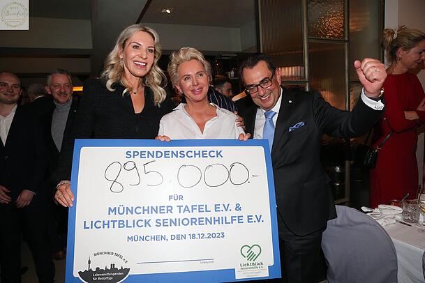 Freuen sich sichtlich: Saskia Greipl-Kostantinidis (v.l.) mit der Gründerin des Vereins Lichtblick Seniorenhilfe e.V., Lydia Staltner, und Stavros Kostantinidis beim Weihnachts-Benefiz-Essen 2023. Freuen sich sichtlich: Saskia Greipl-Kostantinidis (v.l.) mit der Gründerin des Vereins Lichtblick Seniorenhilfe e.V., Lydia Staltner, und Stavros Kostantinidis beim Weihnachts-Benefiz-Essen 2023.