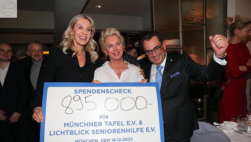 Freuen sich sichtlich: Saskia Greipl-Kostantinidis (v.l.) mit der Gründerin des Vereins Lichtblick Seniorenhilfe e.V., Lydia Staltner, und Stavros Kostantinidis beim Weihnachts-Benefiz-Essen 2023. Freuen sich sichtlich: Saskia Greipl-Kostantinidis (v.l.) mit der Gründerin des Vereins Lichtblick Seniorenhilfe e.V., Lydia Staltner, und Stavros Kostantinidis beim Weihnachts-Benefiz-Essen 2023.