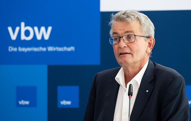 Der Hauptgeschäftsführer der vbw, Bertram Brossardt, zieht eine klare Abgrenzung des Verbands zur AfD. (Archivbild) Der Hauptgeschäftsführer der vbw, Bertram Brossardt, zieht eine klare Abgrenzung des Verbands zur AfD. (Archivbild)