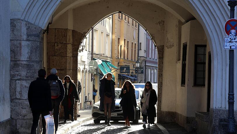 Das Mittelalter l&auml;sst gr&uuml;&szlig;en: Dieser Durchgang verbindet Alten Hof und Burgstra&szlig;e.