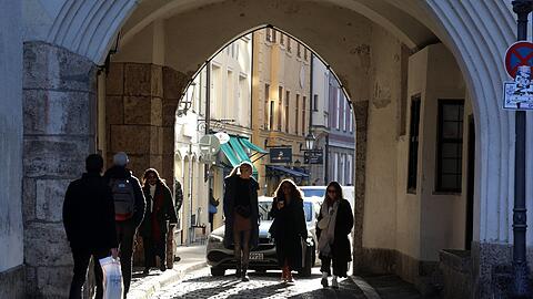 Das Mittelalter l&auml;sst gr&uuml;&szlig;en: Dieser Durchgang verbindet Alten Hof und Burgstra&szlig;e.