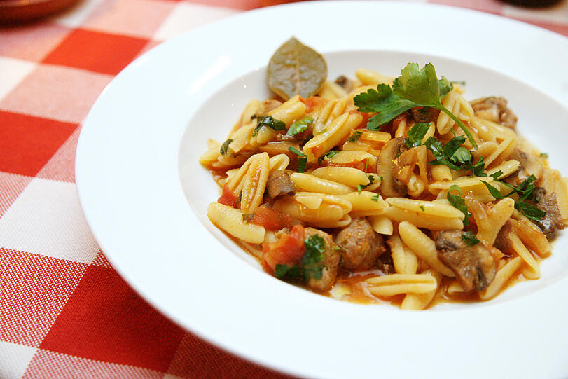 Ein traditionelles Gericht: Pasta alla Campidanese.