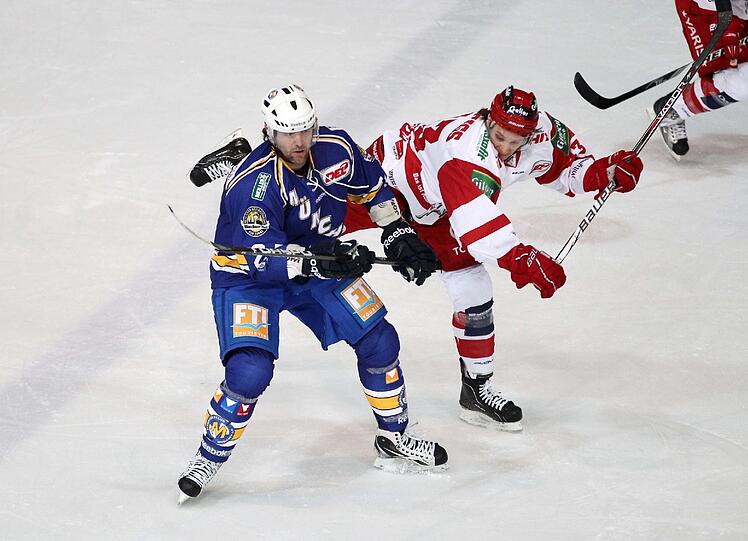 Jan Benda (l.) bleibt beim EHC München.