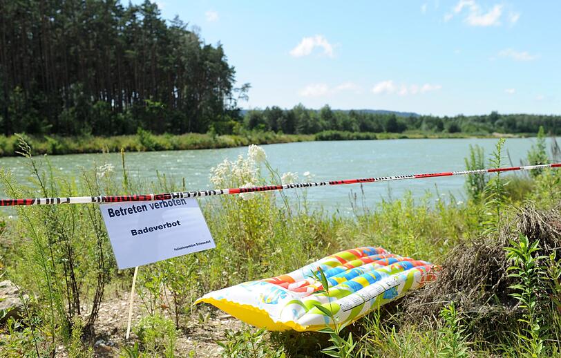 Die Suche nach dem angeblichen Krokodil in einem Schwandorfer Badesee weitet sich aus. Mehrere Taucher der Bereitschaftspolizei haben am Montag auf einem Boot die Wasseroberfläche abgesucht, um dem Reptil auf die Spur zu kommen.