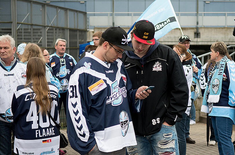 Mahnwache vor der Geschäftsstelle der Hamburg Freezers - bis zuletzt haben die Fans für das sportliches Überlebens des DEL-Klubs gesammelt.