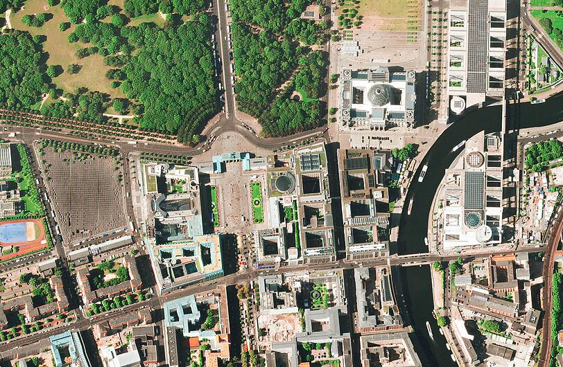 Berlin:  Brandenburger Tor, Kanzleramt, Reichstag und Spreebogen von oben.