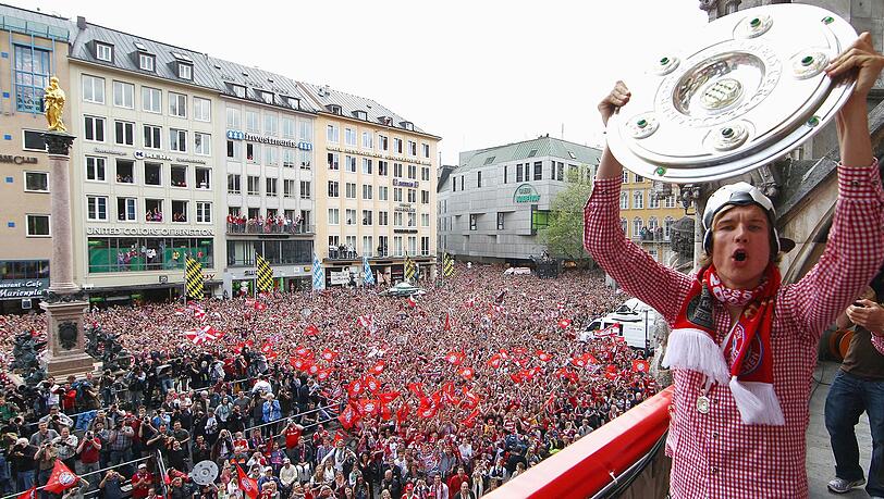 Ein gewohntes Bild: Der FC Bayern feiert auf dem Rathausbalkon in München die Meisterschaft. Ein gewohntes Bild: Der FC Bayern feiert auf dem Rathausbalkon in München die Meisterschaft.
