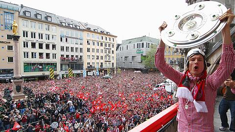 Ein gewohntes Bild: Der FC Bayern feiert auf dem Rathausbalkon in München die Meisterschaft.