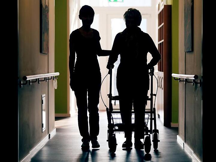 Die oft am Limit arbeitenden Pflegekräfte sollen Verstärkung und Entlastung bekommen.