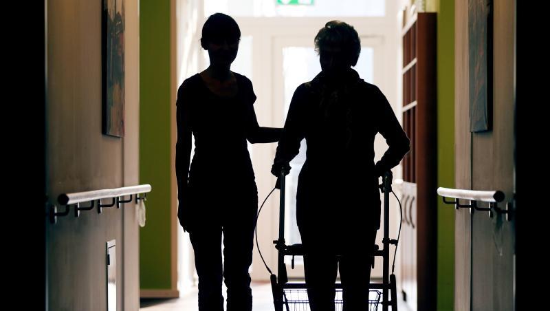 Die oft am Limit arbeitenden Pflegekräfte sollen Verstärkung und Entlastung bekommen. Die oft am Limit arbeitenden Pflegekräfte sollen Verstärkung und Entlastung bekommen.