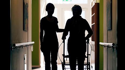 Die oft am Limit arbeitenden Pflegekräfte sollen Verstärkung und Entlastung bekommen.