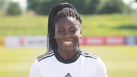 Mittelfeld und Angriff: Nicole Anyomi.
