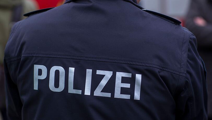 Ein Polizist ist verletzt worden. (Symbolbild)