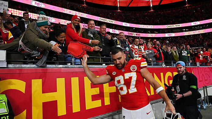 Kansas-City-Tight-End Travis Kelce klatscht nach dem Spiel mit den Fans ab.