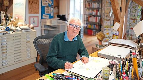 Gaymann in seinem Atelier. Mit seinen Cartoons spiegelt er liebevoll Alltagssituationen wider, ob Beziehungsstress oder Fitnesswahn.