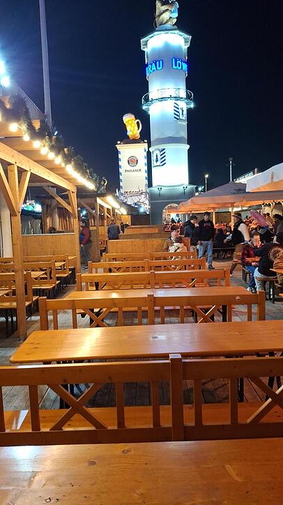 Am Wochenende noch Besucheransturm, heute gähnende Leere – zumindest im Biergarten des Löwenbräu-Festzeltes.
