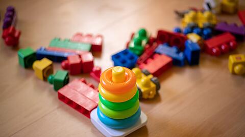 Beim Spielzeugkauf sollten Verbraucherinnen und Verbraucher laut Europol besonders wachsam sein, um Gefahren für Kinder zu vermeiden. (Symbolbild)