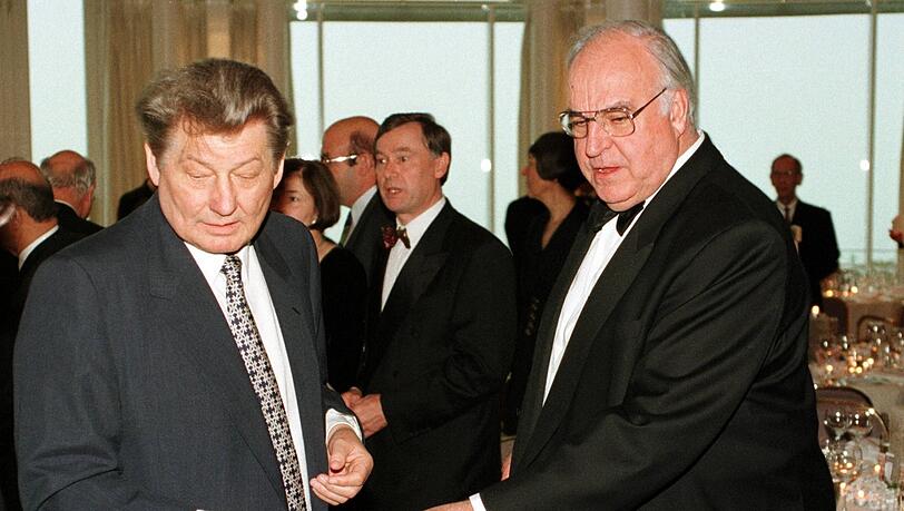 Leo Kirch mit Bundeskanzler Helmut Kohl 1996 in K&ouml;nigswinter. Kohl bekam sp&auml;ter von der KirchMedia ein Beratergehalt in extremer H&ouml;he.