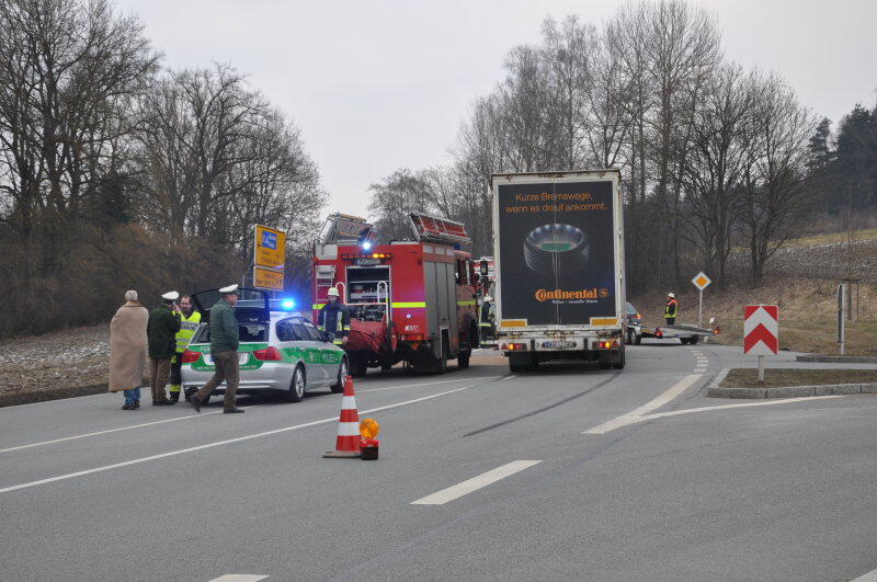 Zu einem Verkehrsunfall kam auf der B299 höhe Erharting: Ein PKW Fahrer wollte von Erharting kommend auf die B299 fahren und übersah dabei einen LKW. Im Kreuzungsbereich kam es zum Zusammenstoß. Dabei wurde der Fahrer des PKW mittelschwer verletzt. Er kam in ein Mühldorfer Krankenhaus.