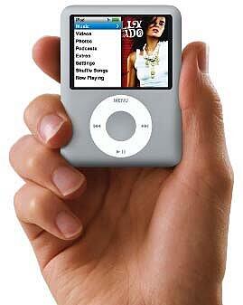 Egal ob für Spiele oder Musik: Unsere Unterhaltung können wir immer bei uns tragen. In Bus und Bahn sind die kleinen Technikriesen schon lange nicht mehr weg zu denken. Hier: Der iPod von Apple.