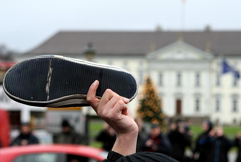Die über das Netzwerk Facebook bundesweit organisierte Aktion hatte das Motto «Wulff den Schuh zeigen - Shoe for you, Mr. President!». In der arabischen Kultur werden mit dieser Geste Menschen verhöhnt, aber auch Ärger und Verachtung werden so zum Ausdruck gebracht.