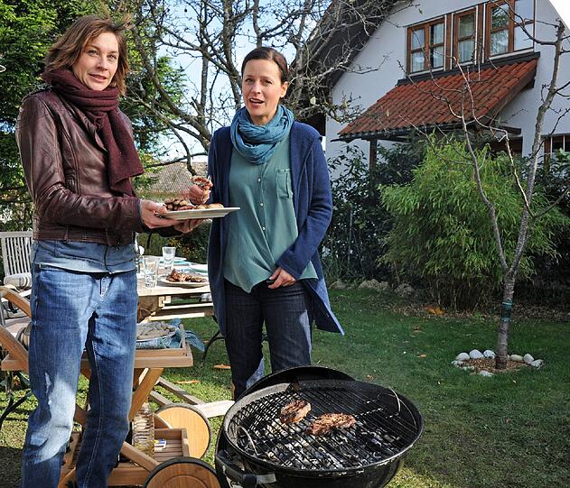 Sie liebt die AZ und ist dabei: Jule Ronstedt (rechts; mit Schauspiel-Kollegin Christiane Paul).