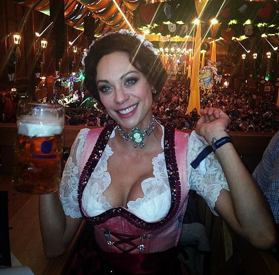 Lilly Becker im Schützenzelt.