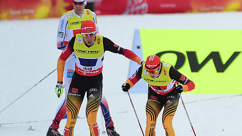 Johannes Rydzek (L) und Eric Frenzel holen Silber im Team-Sprint.