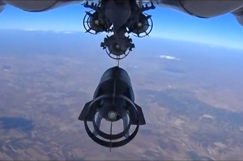 Screenshot aus einem Video des russischen Verteidigungsministeriums: Ein russisches Kampfflugzeug wirft eine Bombe über Syrien ab.