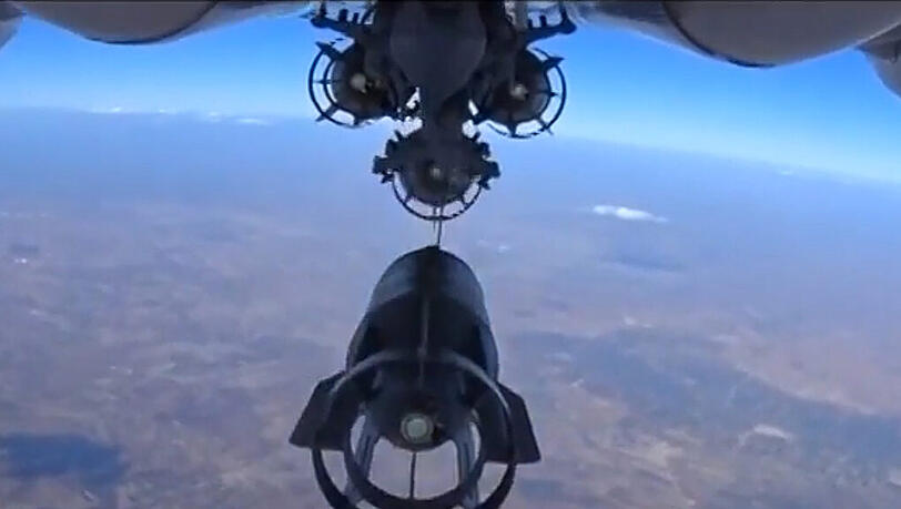 Screenshot aus einem Video des russischen Verteidigungsministeriums: Ein russisches Kampfflugzeug wirft eine Bombe über Syrien ab. Screenshot aus einem Video des russischen Verteidigungsministeriums: Ein russisches Kampfflugzeug wirft eine Bombe über Syrien ab.