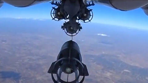 Screenshot aus einem Video des russischen Verteidigungsministeriums: Ein russisches Kampfflugzeug wirft eine Bombe über Syrien ab.