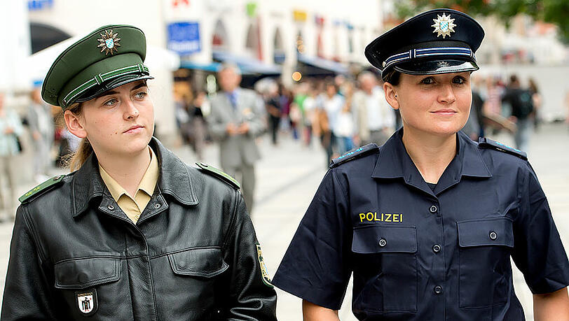 Zwei Polizistinnen präsentieren in München das neue (r) und alte (l) Uniformkonzept der bayerischen Polizei. Zwei Polizistinnen präsentieren in München das neue (r) und alte (l) Uniformkonzept der bayerischen Polizei.