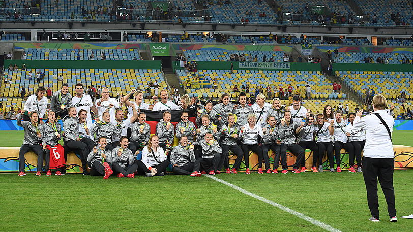 Die deutsche Frauen-Nationalmannschaft nach dem Olympiasieg im Sommer in Rio de Janeiro.