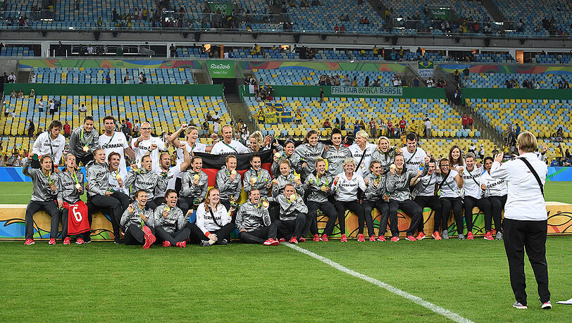 Die deutsche Frauen-Nationalmannschaft nach dem Olympiasieg im Sommer in Rio de Janeiro. Die deutsche Frauen-Nationalmannschaft nach dem Olympiasieg im Sommer in Rio de Janeiro.