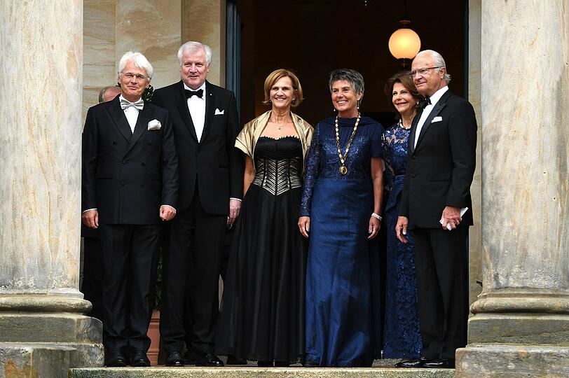 König Carl Gustaf von Schweden und seine Silvia, Brigitte Merk-Erbe (Bayreuths Bürgermeisterin), Karin und Horst Seehofer sowie Thomas Merk-Erbe