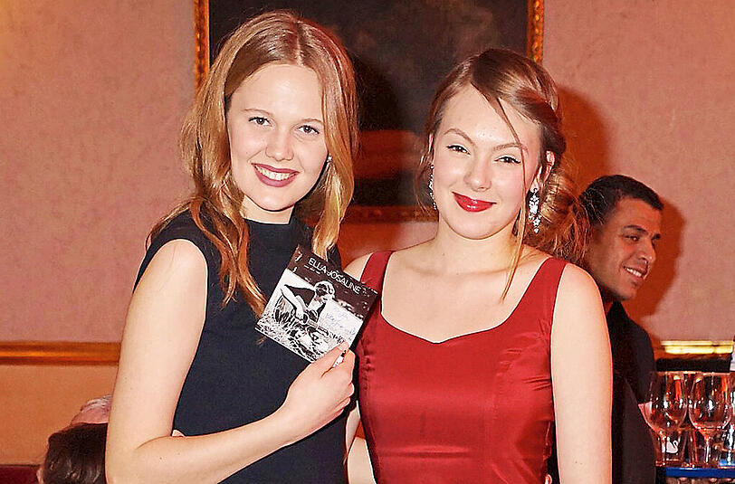 Pia Riegel (links) die Gewinnerin des AZ-Wettbewerbs &bdquo;Die schöne Münchnerin&ldquo; bekam Gänsehaut beim Auftritt von Sternepreisträgerin Ella Josaline und ließ sich deren Debüt-Album signieren.