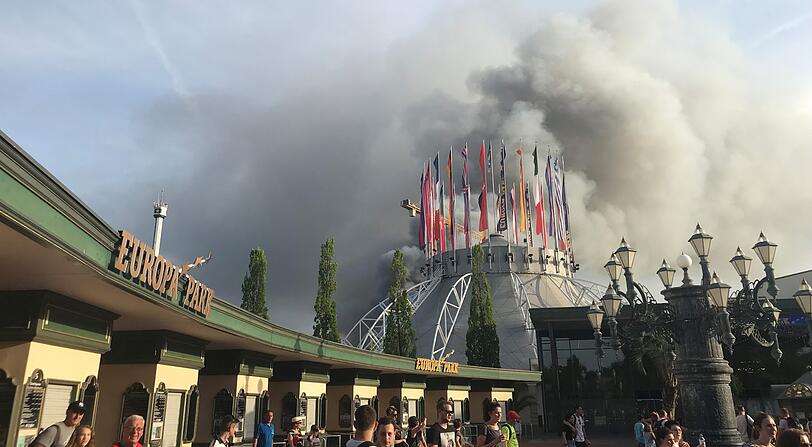 Eine schwarze Rauchsäule steigt über dem Europapark Rust auf.