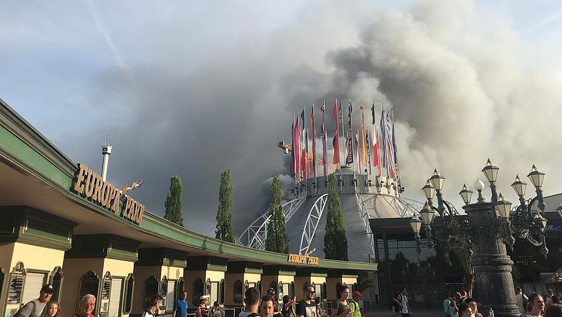 Eine schwarze Rauchsäule steigt über dem Europapark Rust auf. Eine schwarze Rauchsäule steigt über dem Europapark Rust auf.