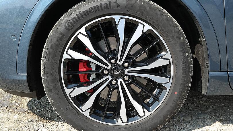 Die 19-Zöller und die roten Bremssättel gibt es mit einem großen Dachspoiler im Styling-Paket ST-Line für 750 Euro.