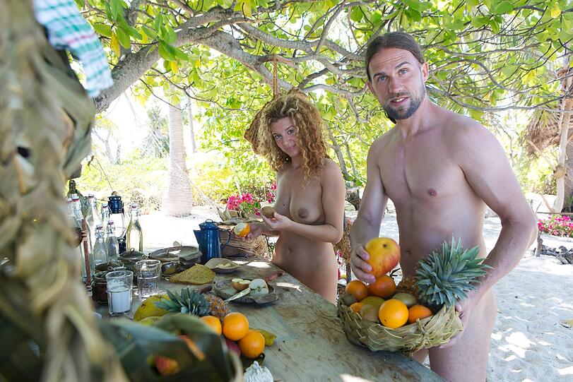 Raphael und Karina bereiten Cocktails zu.